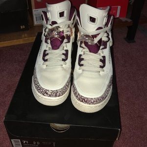 NEED GONE ASAP Purple and white spizike Jordans